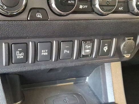 Used 2016 Toyota Tacoma TRD Sport AWD/4WD image 24