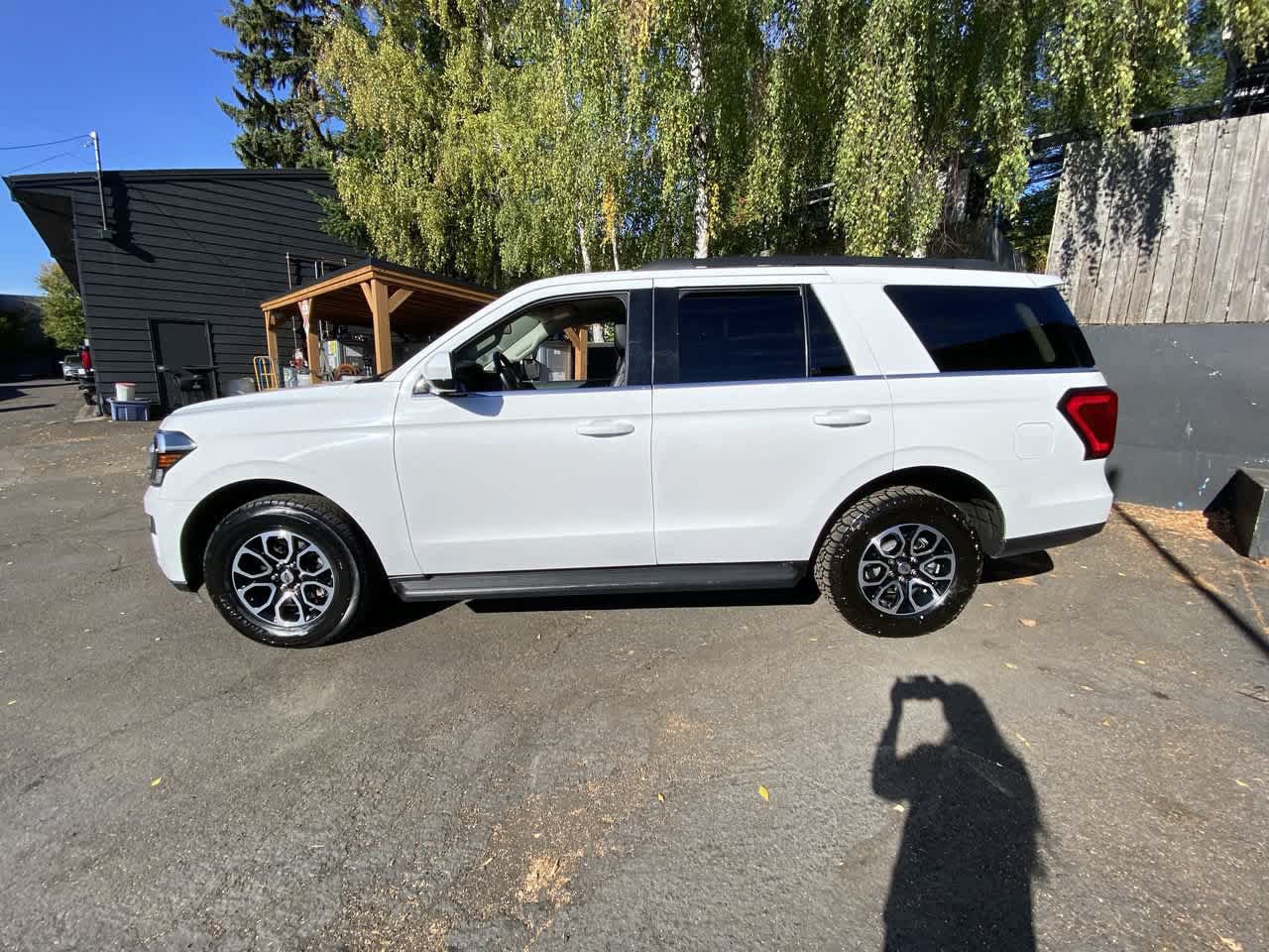 Used 2024 Ford Expedition XLT AWD/4WD image 3