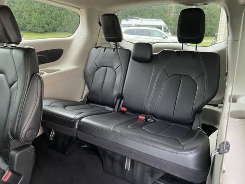 Used 2024 Chrysler Pacifica Touring-L FWD image 25