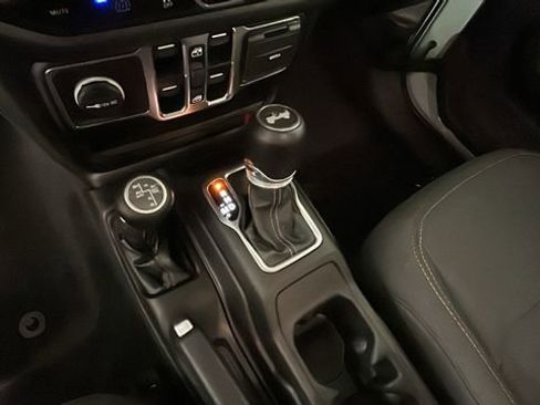 Used 2024 Jeep Wrangler Unlimited w/ Convenience Group AWD/4WD image 20