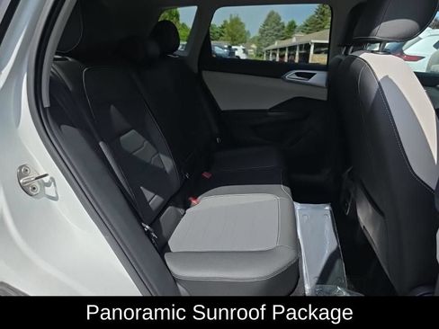 Used 2025 Volkswagen Taos SE w/ Panoramic Sunroof Package FWD image 7