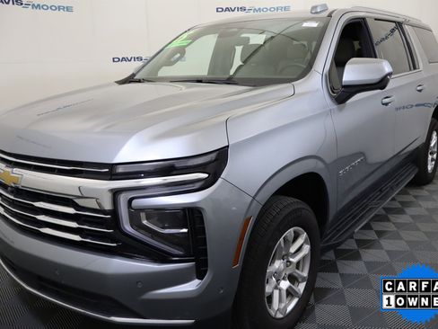 Used 2025 Chevrolet Suburban LT image 12