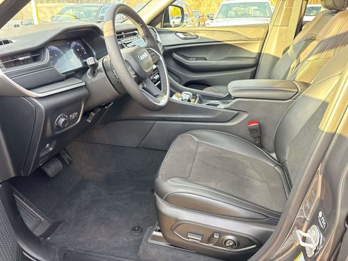New 2025 Jeep Grand Cherokee Altitude image 7