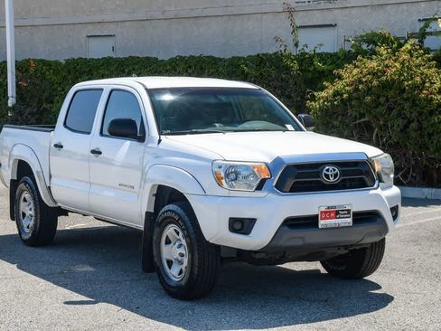 Used 2015 Toyota Tacoma PreRunner w/ SR5 Package RWD image 3