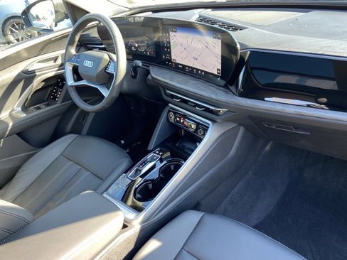 Used 2025 Audi Q5 Premium w/ Convenience Package image 23