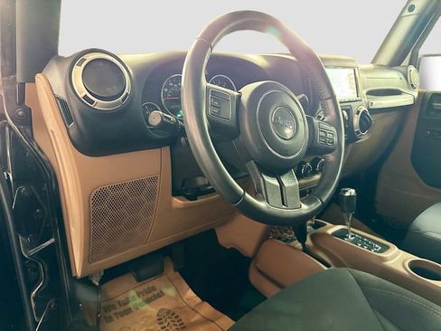 Used 2017 Jeep Wrangler Unlimited Sahara AWD/4WD image 10