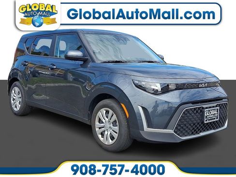Used 2025 Kia Soul LX FWD image 1