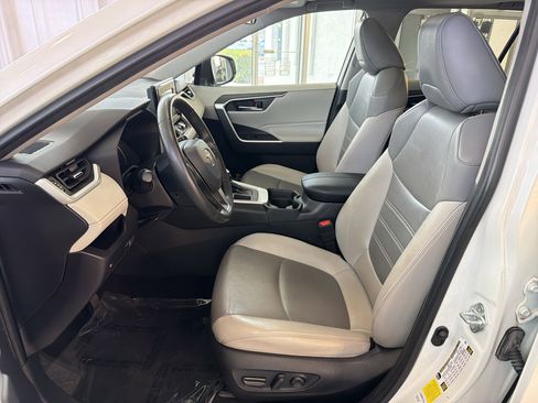 Used 2021 Toyota RAV4 XLE Premium FWD image 5