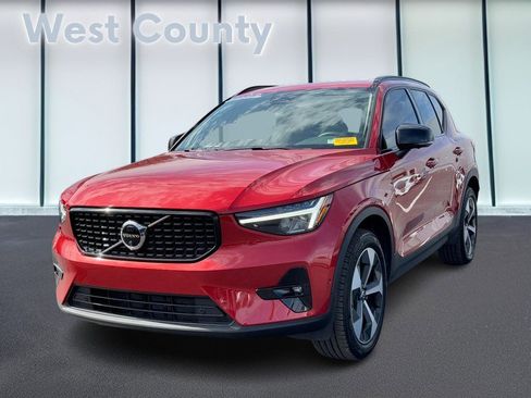 Certified 2025 Volvo XC40 B5 Plus image 9