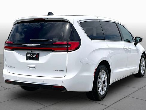 Used 2026 Chrysler Pacifica Limited FWD image 13