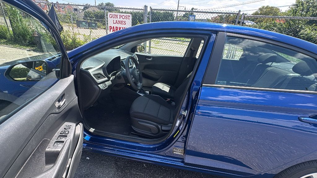 Used 2022 Hyundai Accent SE w/ Cargo Package FWD image 12