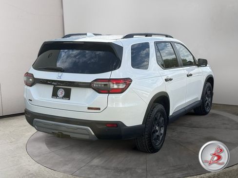 Used 2025 Honda Pilot TrailSport image 7