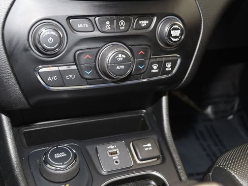 Used 2019 Jeep Cherokee Limited w/ Trailer Tow Group AWD/4WD image 28