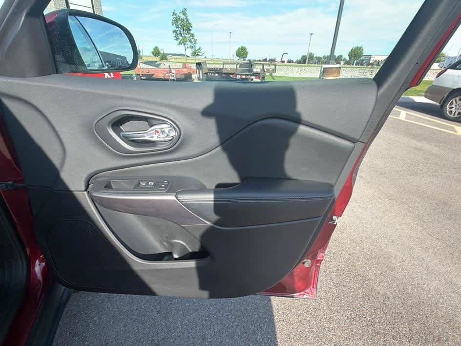 Used 2019 Jeep Cherokee Latitude Plus w/ Cold Weather Group AWD/4WD image 28