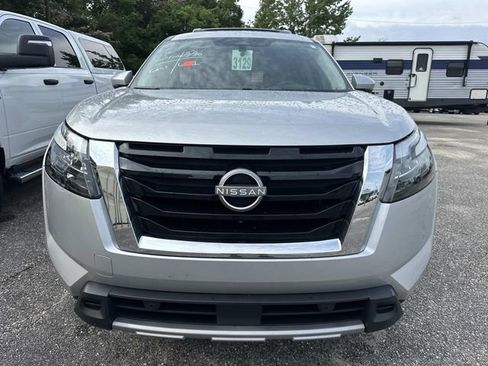 Used 2025 Nissan Pathfinder Platinum FWD image 3