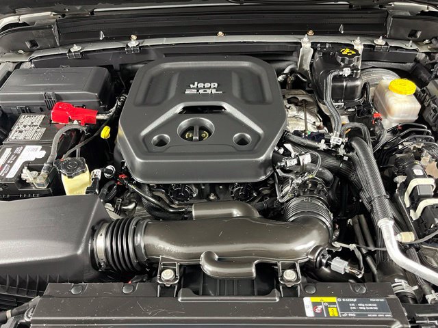 Used 2018 Jeep Wrangler Unlimited Sahara AWD/4WD image 8