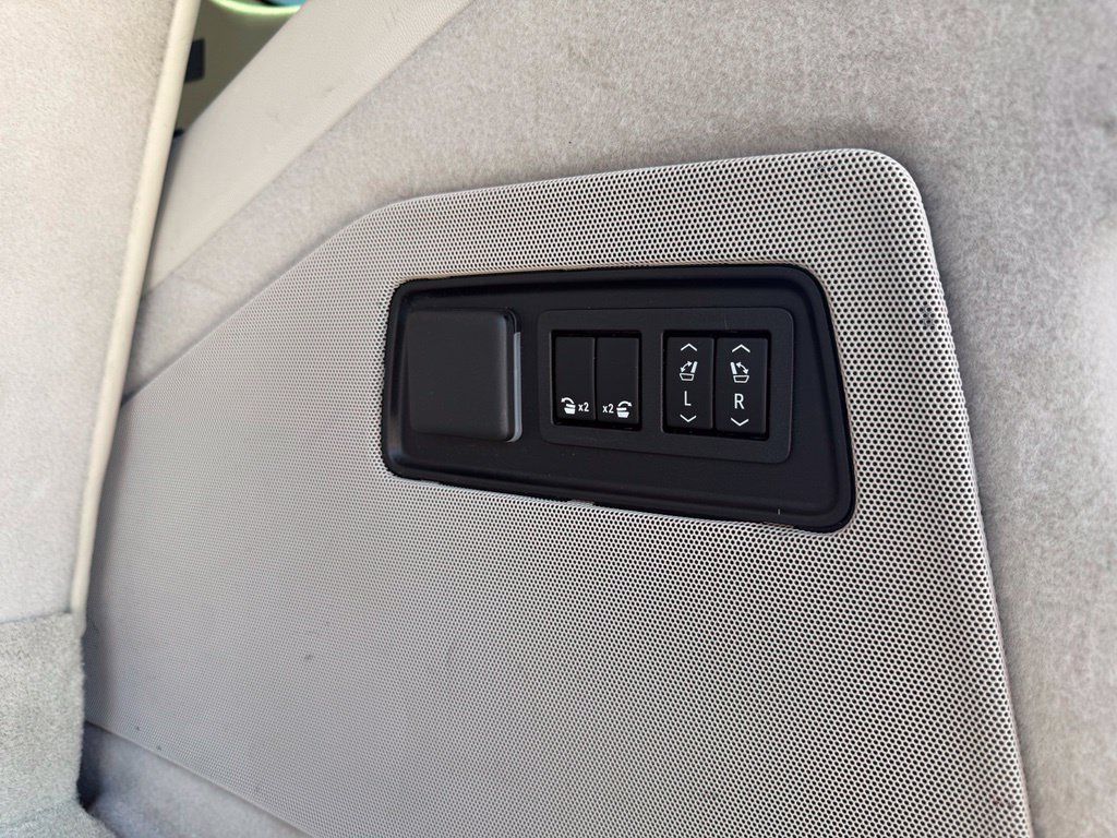 Used 2021 Cadillac Escalade Premium Luxury Platinum AWD/4WD image 25