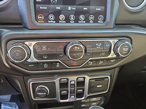 Used 2018 Jeep Wrangler Unlimited Sahara image 40