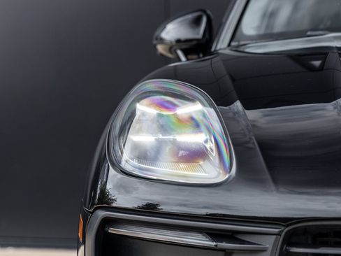 Certified 2023 Porsche Macan AWD/4WD image 18