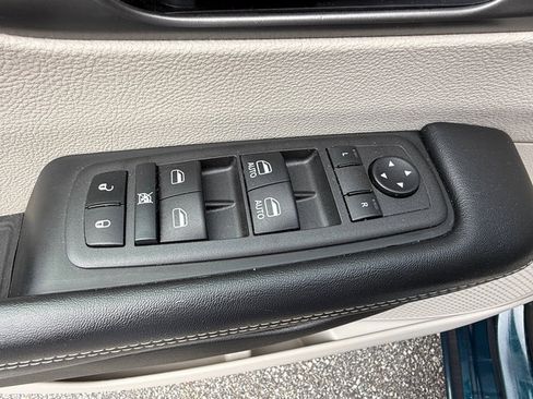 Used 2022 Chrysler Pacifica Touring-L FWD image 13