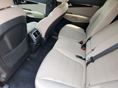 Used 2020 Kia Sorento LX AWD/4WD image 10
