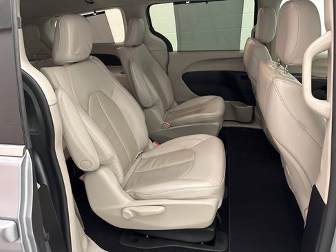 Used 2021 Chrysler Pacifica Touring-L image 51