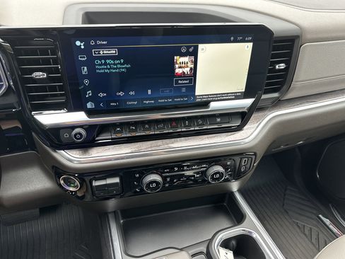 Used 2024 Chevrolet Silverado 1500 LTZ image 22