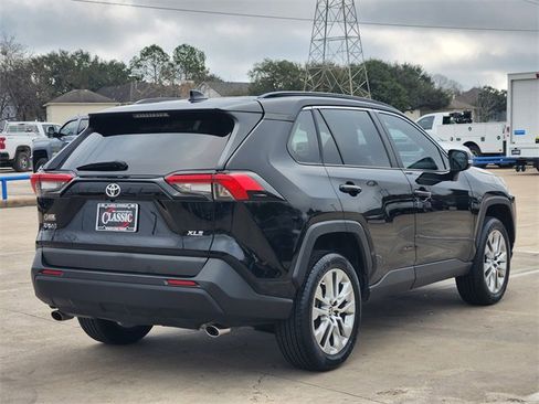 Used 2023 Toyota RAV4 XLE Premium image 7