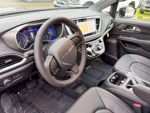 New 2026 Chrysler Pacifica Select image 11
