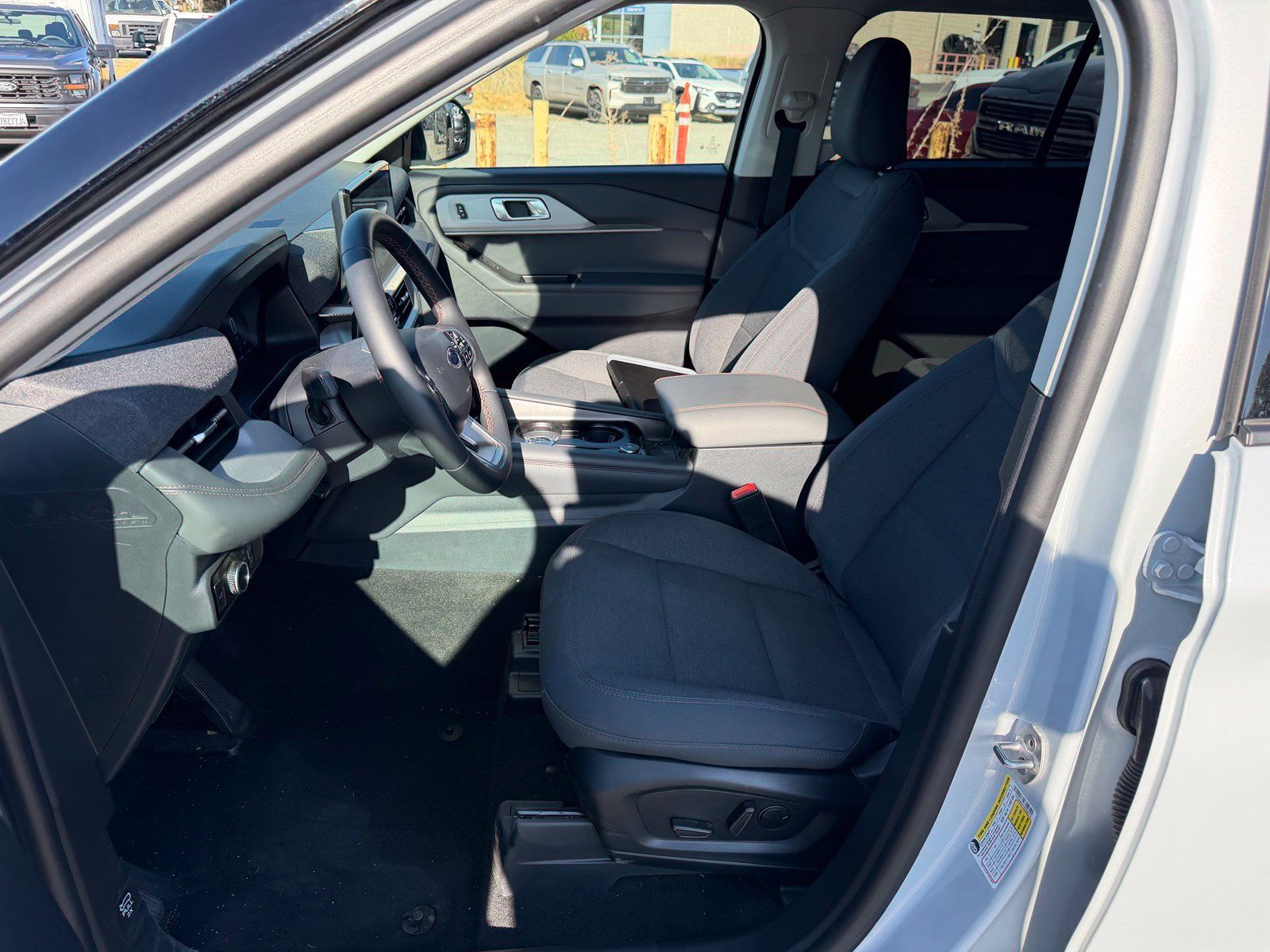 Used 2025 Ford Explorer Active AWD/4WD image 10