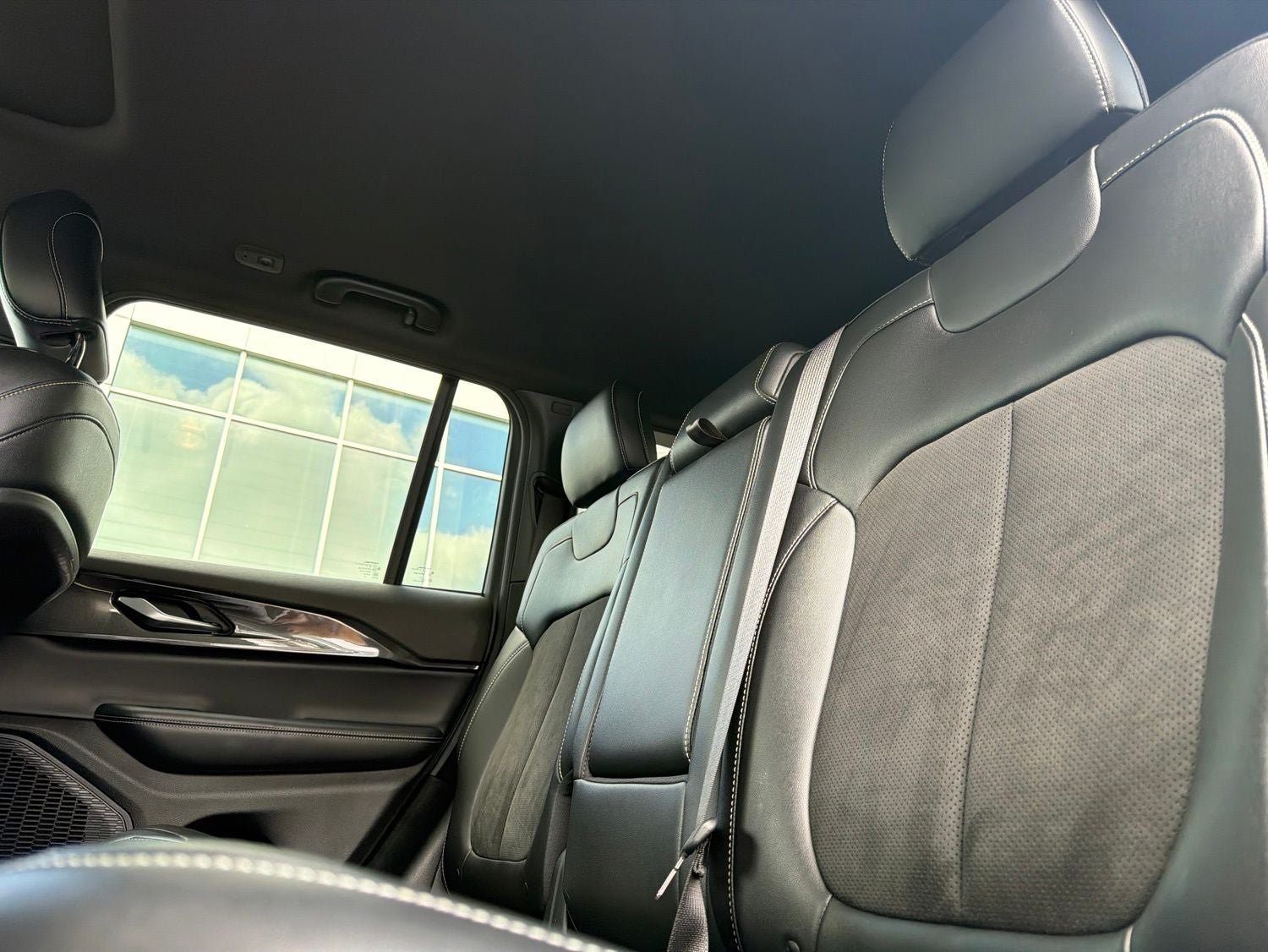 Used 2023 Jeep Grand Cherokee Altitude AWD/4WD image 10