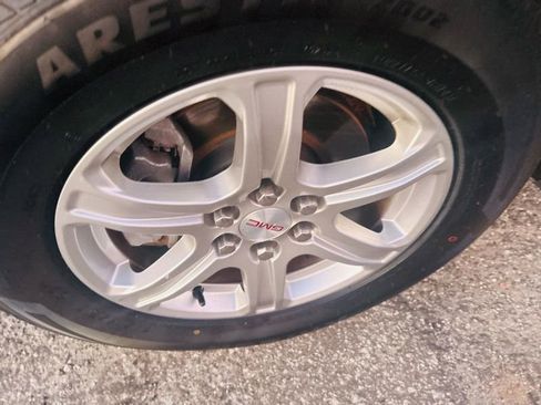 Used 2017 GMC Acadia SLE image 13