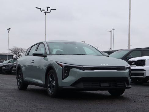 New 2025 Kia K4 LXS image 1