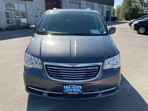 Used 2015 Chrysler Town & Country LX FWD image 12