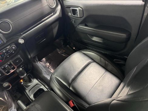 Used 2018 Jeep Wrangler Unlimited Sahara image 14