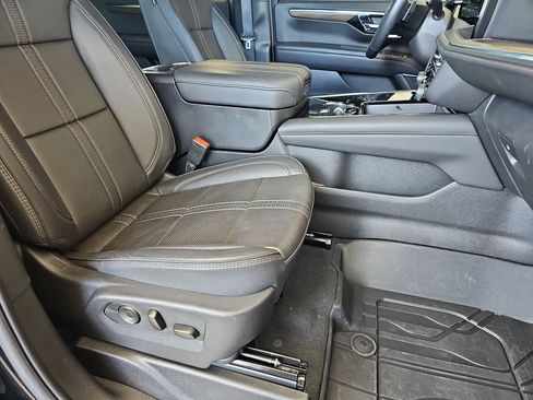 Used 2025 Chevrolet Tahoe High Country AWD/4WD image 13