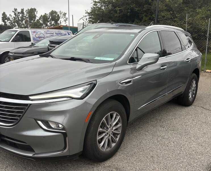 Used 2023 Buick Enclave Essence FWD image 2