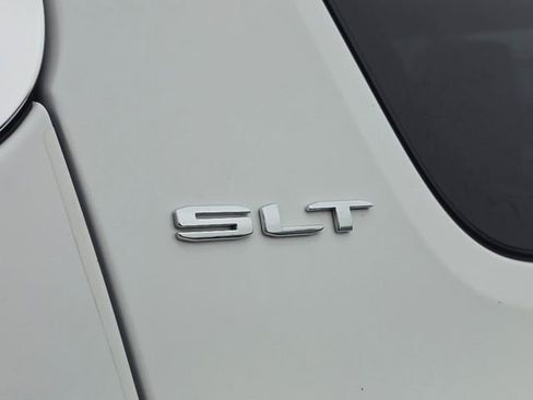 Used 2023 GMC Acadia SLT image 17