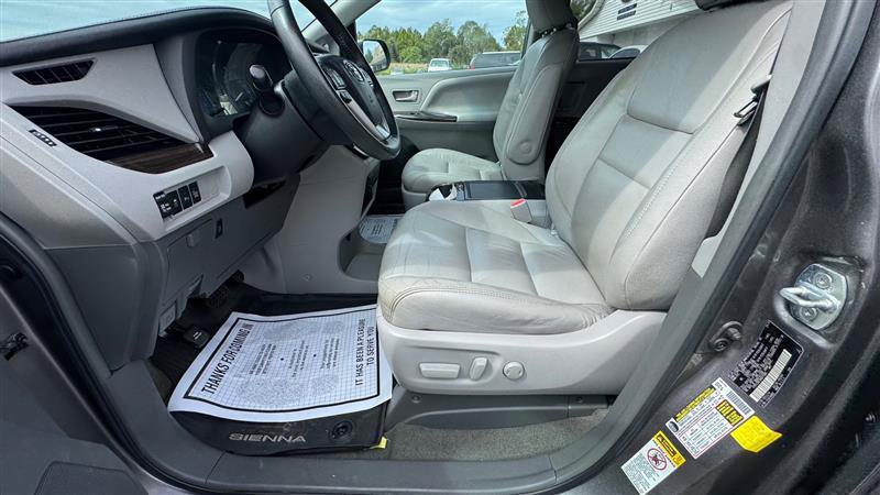 Used 2017 Toyota Sienna XLE w/ XLE Navigation Package FWD image 33