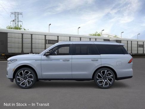 New 2026 Lincoln Navigator Reserve image 7
