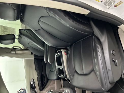 Used 2024 Chrysler Pacifica Touring-L FWD image 12