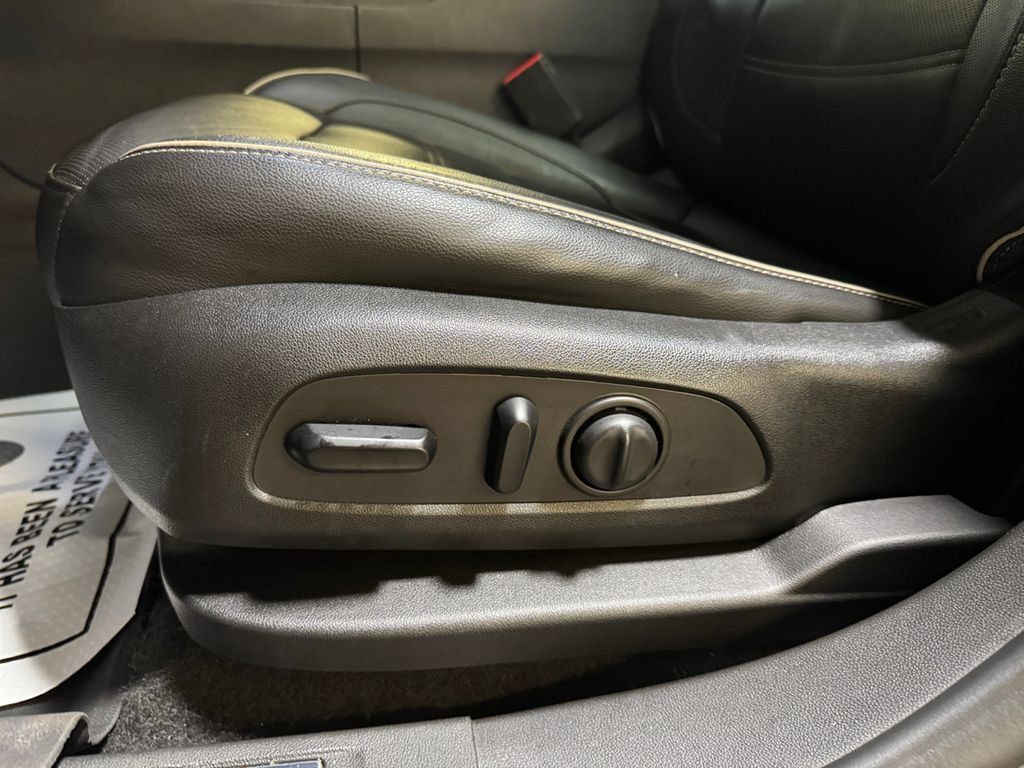 Used 2019 GMC Acadia Denali w/ Technology Package AWD/4WD image 13