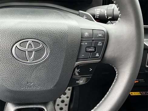 Used 2025 Toyota Camry SE image 14