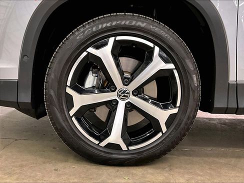 Used 2025 Volkswagen Tiguan SE w/ Panoramic Sunroof Package image 12