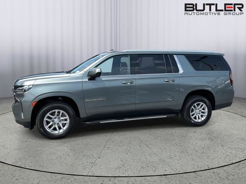 Used 2024 Chevrolet Suburban LT RWD image 3