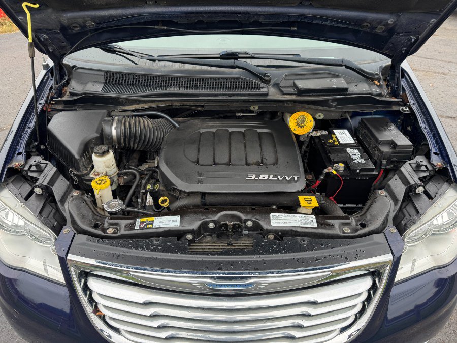 Used 2015 Chrysler Town & Country Touring w/ Driver Convenience Group FWD image 25