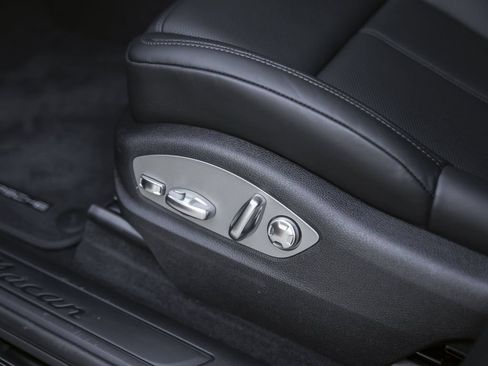 Certified 2026 Porsche Macan AWD/4WD image 14
