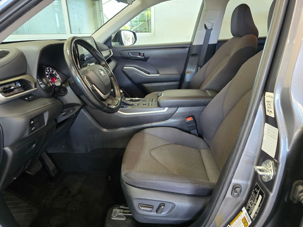 Used 2022 Toyota Highlander LE AWD/4WD image 23