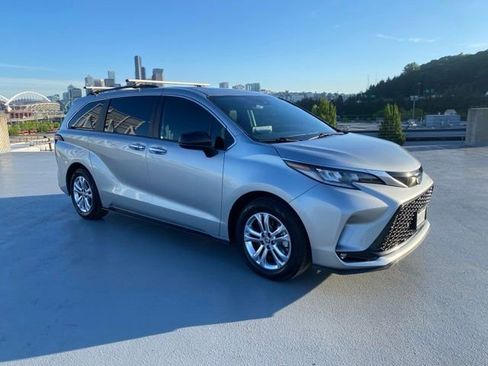 Used 2022 Toyota Sienna XSE w/ XSE Plus Package AWD/4WD image 1