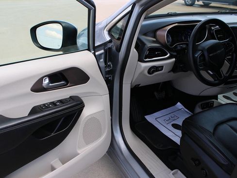 Used 2021 Chrysler Voyager Lxi image 13